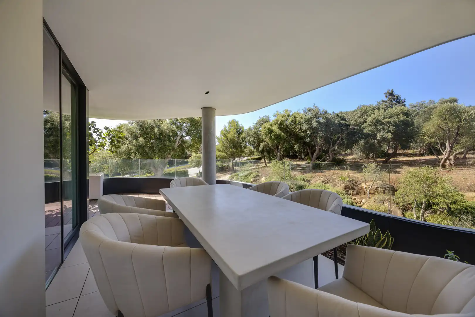 Terrasse von Wohnungen zum Verkauf in Sotogrande mit Klimaanlage, Terrasse und Abstellraum