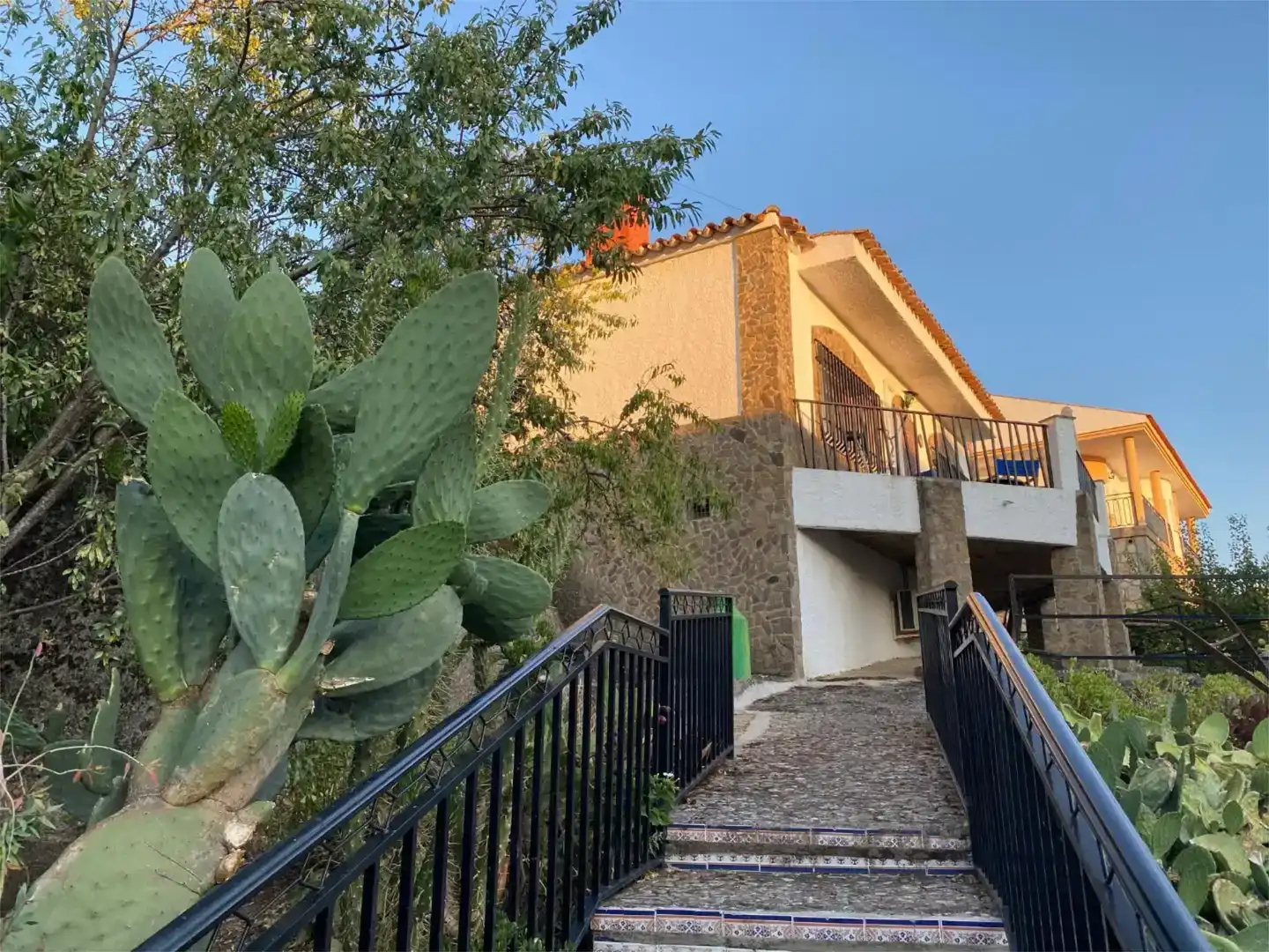 Vista exterior de Casa o xalet en venda en Valencia de Alcántara amb Aire condicionat i Balcó