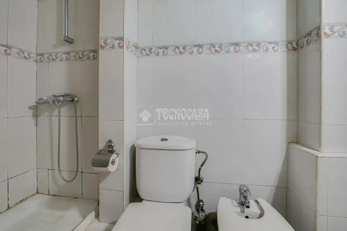 Badezimmer von Wohnung zum Verkauf in Terrassa mit Klimaanlage