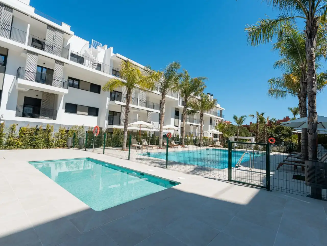 Piscina de Pis en venda en Estepona amb Aire condicionat, Terrassa i Piscina