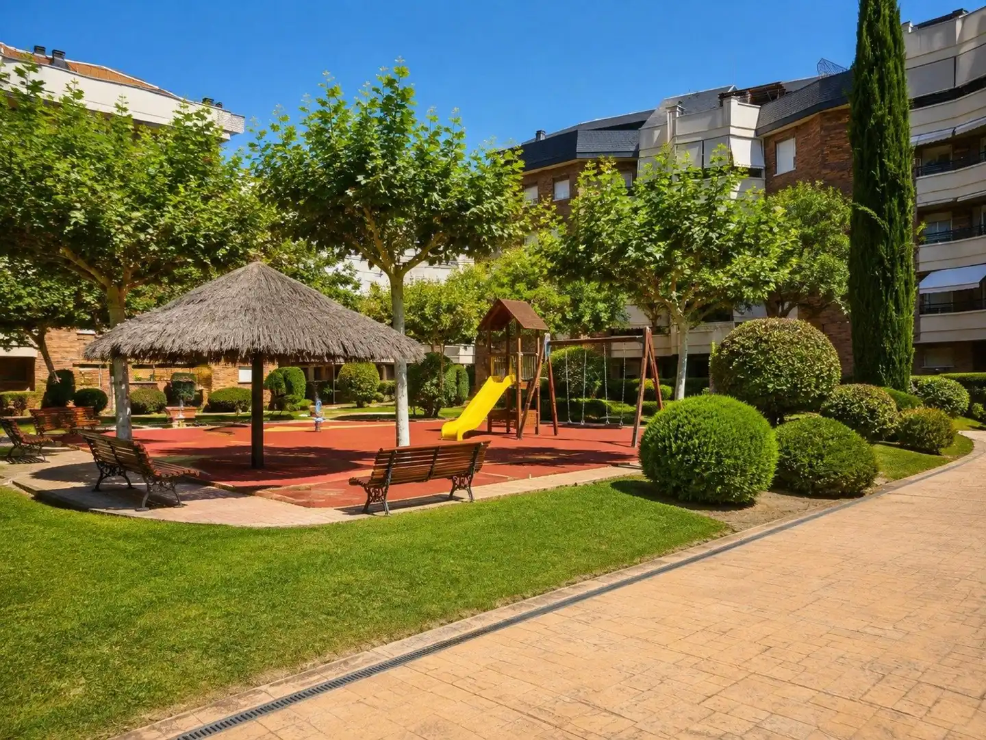 Vista exterior de Piso en venta en Majadahonda con Calefacción, Terraza y Piscina comunitaria