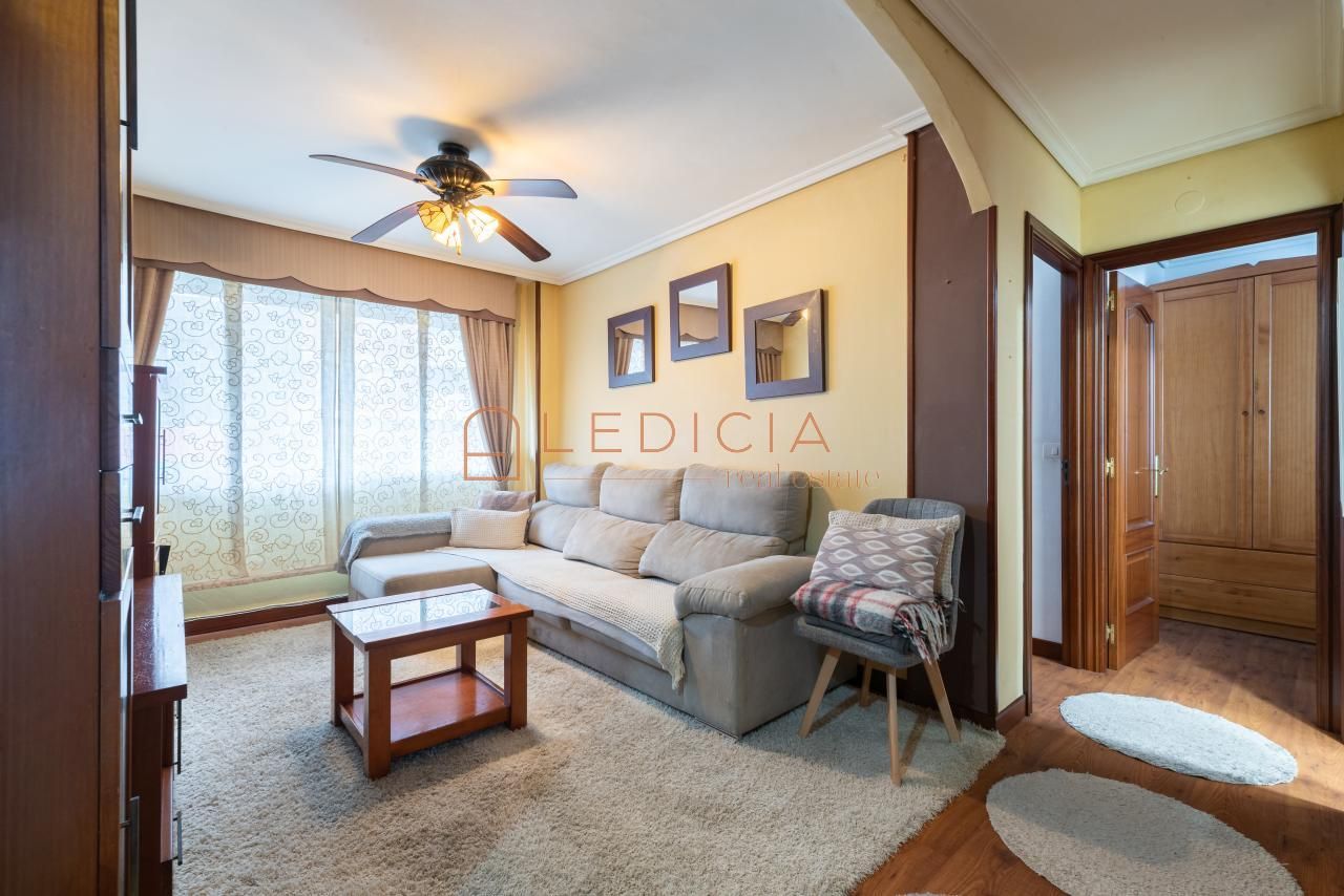 Sala de estar de Piso en venta en Vigo  con Parquet y Trastero