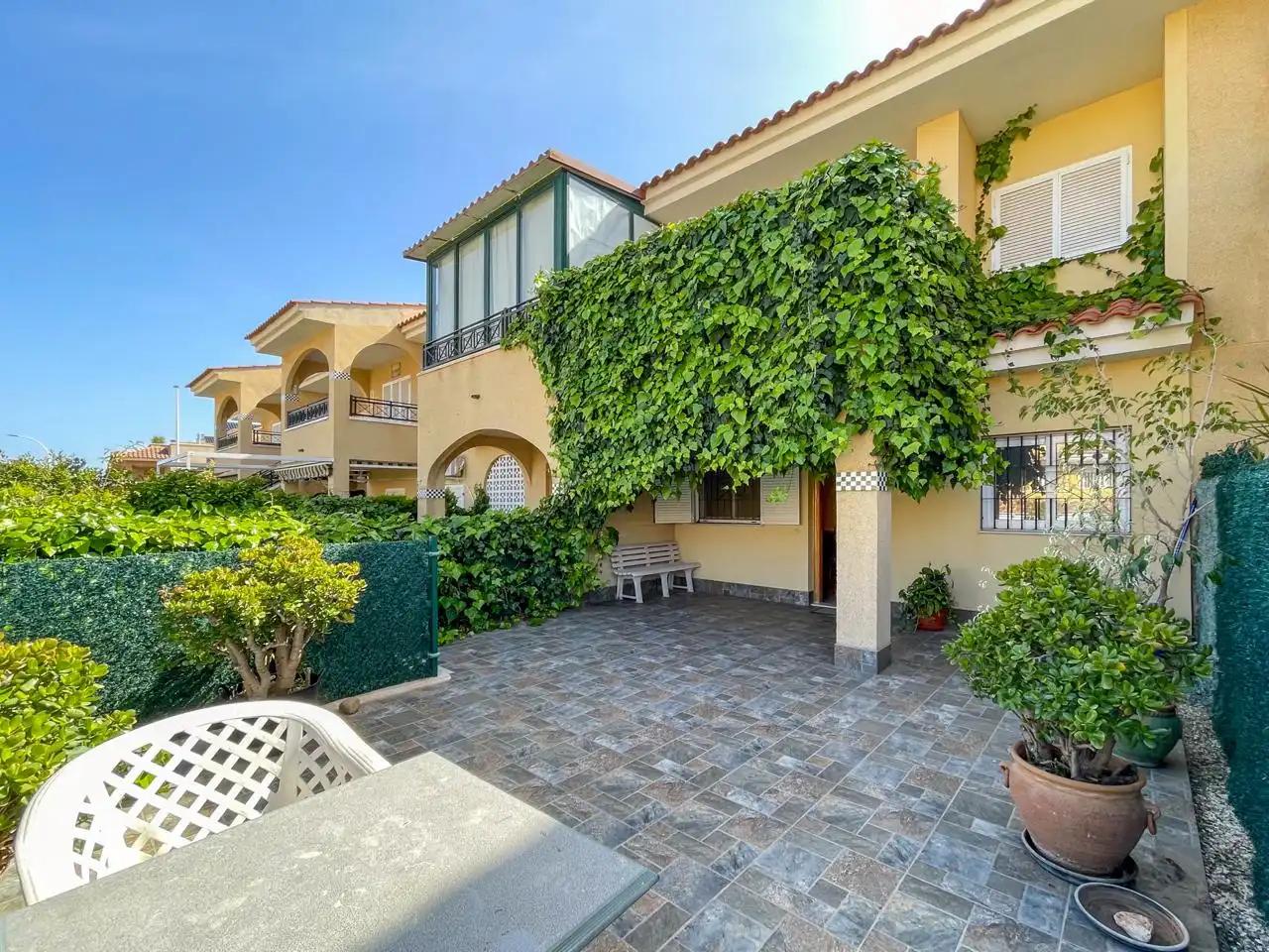 Vista exterior de Casa adosada en venta en Santa Pola con Jardín privado, Terraza y Piscina