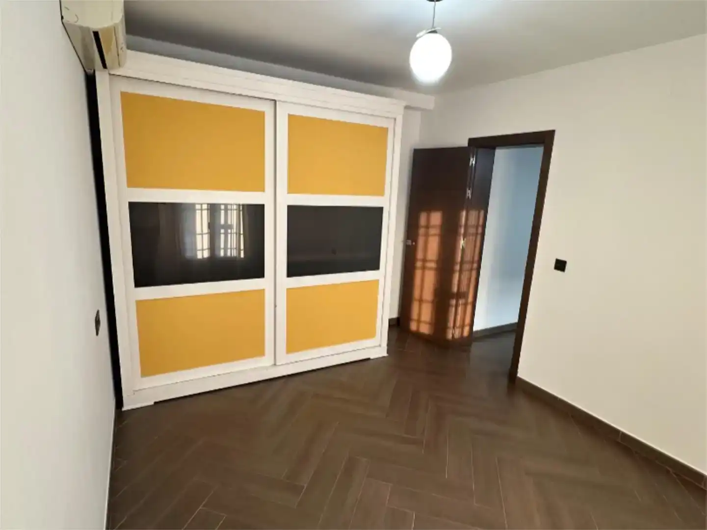 Dormitori de Casa o xalet en venda en Dos Hermanas amb Aire condicionat, Jardí privat i Traster