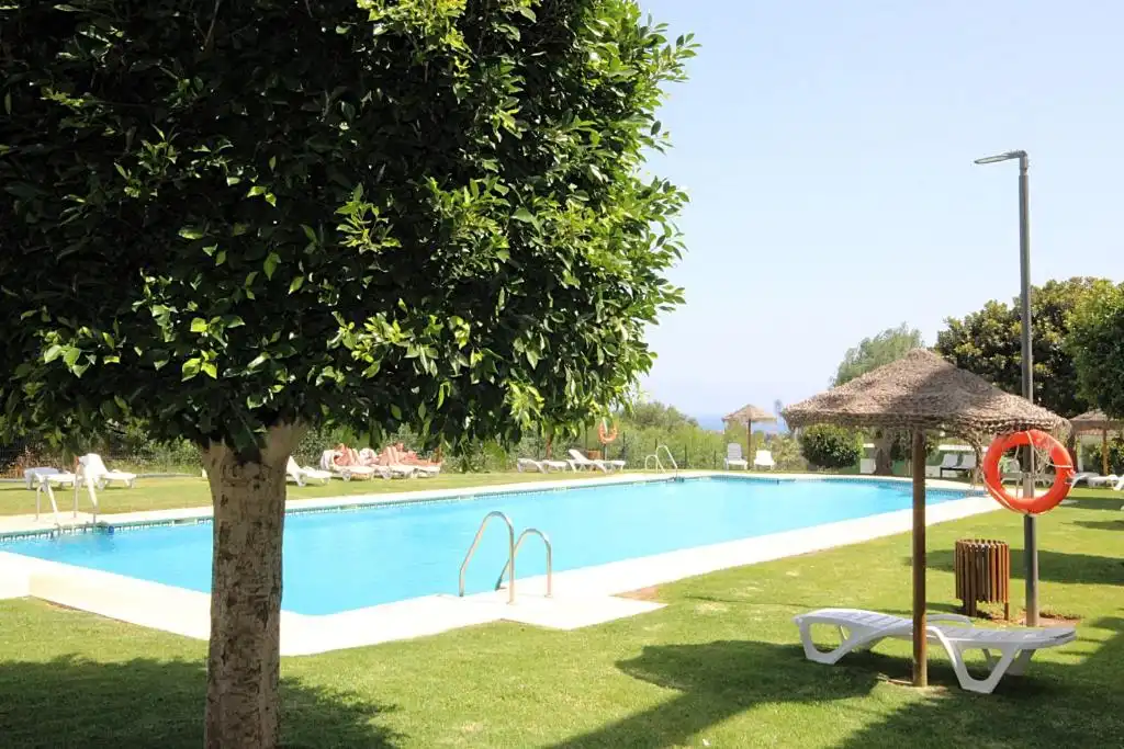 Piscina de Pis en venda en Marbella amb Aire condicionat, Terrassa i Moblat