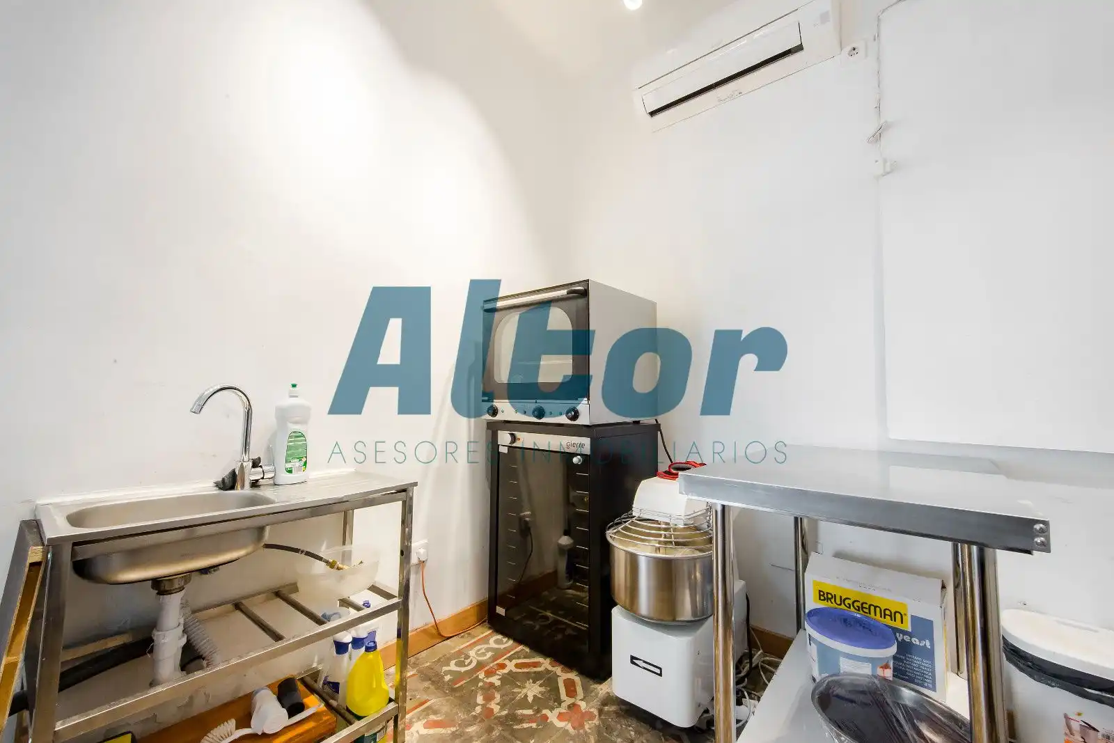 Kitchen of Commercial properties for sale in Madrid  with Air Conditioner