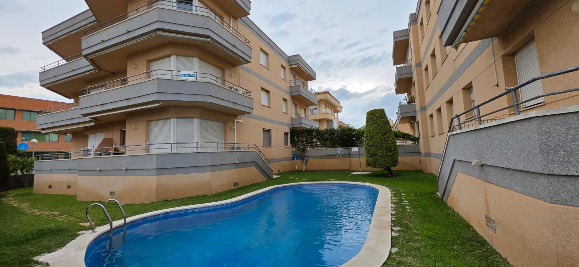 Piscina de Apartament en venda en L'Ametlla de Mar  amb Aire condicionat, Jardí privat i Terrassa