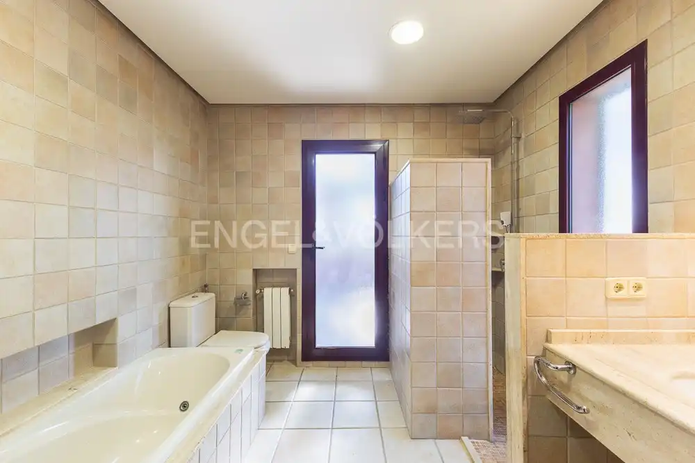 Bathroom of Houses for sale in La Pobla de Vallbona  with Air Conditioner, Heating and Private garden