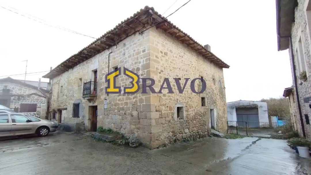 Vista exterior de Casa o xalet en venda en Merindad de Cuesta-Urria amb Calefacció, Jardí privat i Moblat