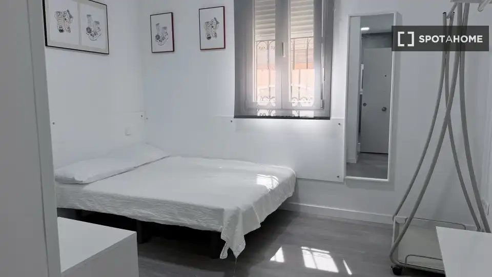 Bedroom of Flat for rent in Madrid  with Air Conditioner, Heating and Furnished