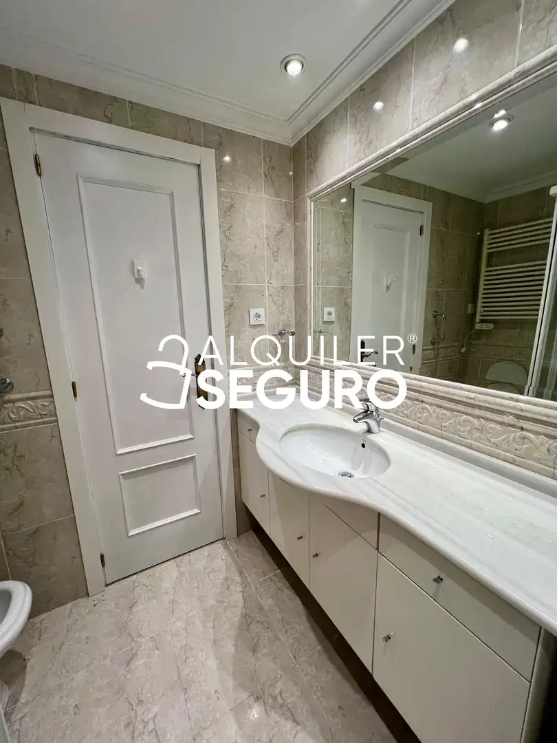 Bathroom of Flat for rent in Madrid  with Air Conditioner, Heating and Terrace