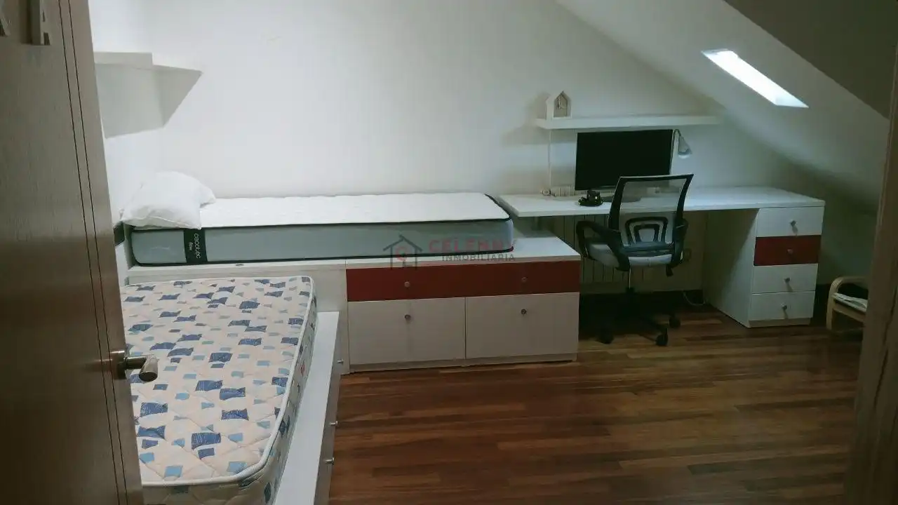 Dormitori de Dúplex de lloguer en Ourense Capital  amb Calefacció, Parquet i Traster