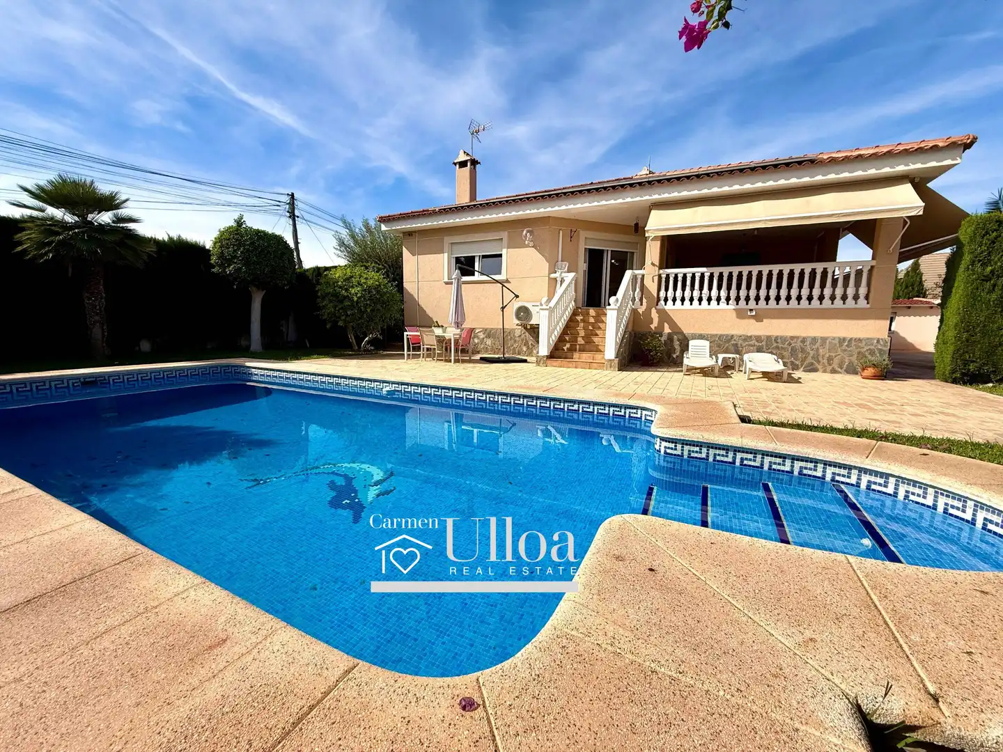 Detached house with pool for sale in Calle del Pino