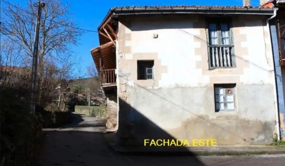 Vista exterior de Casa o xalet en venda en Anievas amb Jardí privat, Terrassa i Traster