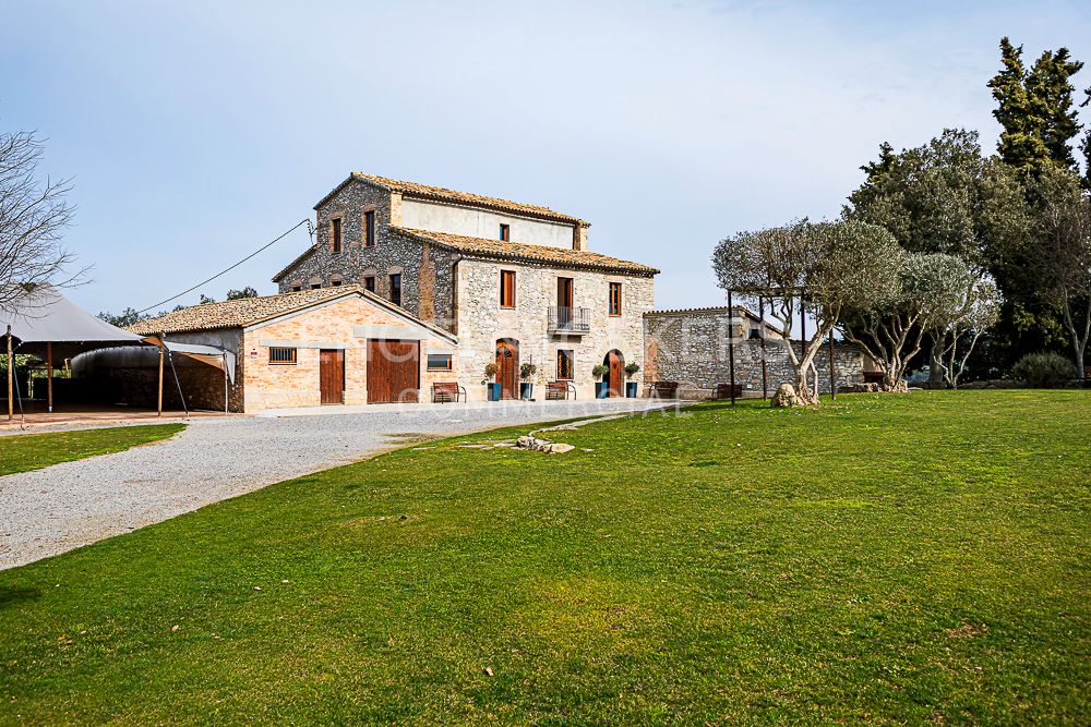 Vista exterior de Finca rústica en venda en Calders amb Aire condicionat, Calefacció i Jardí privat