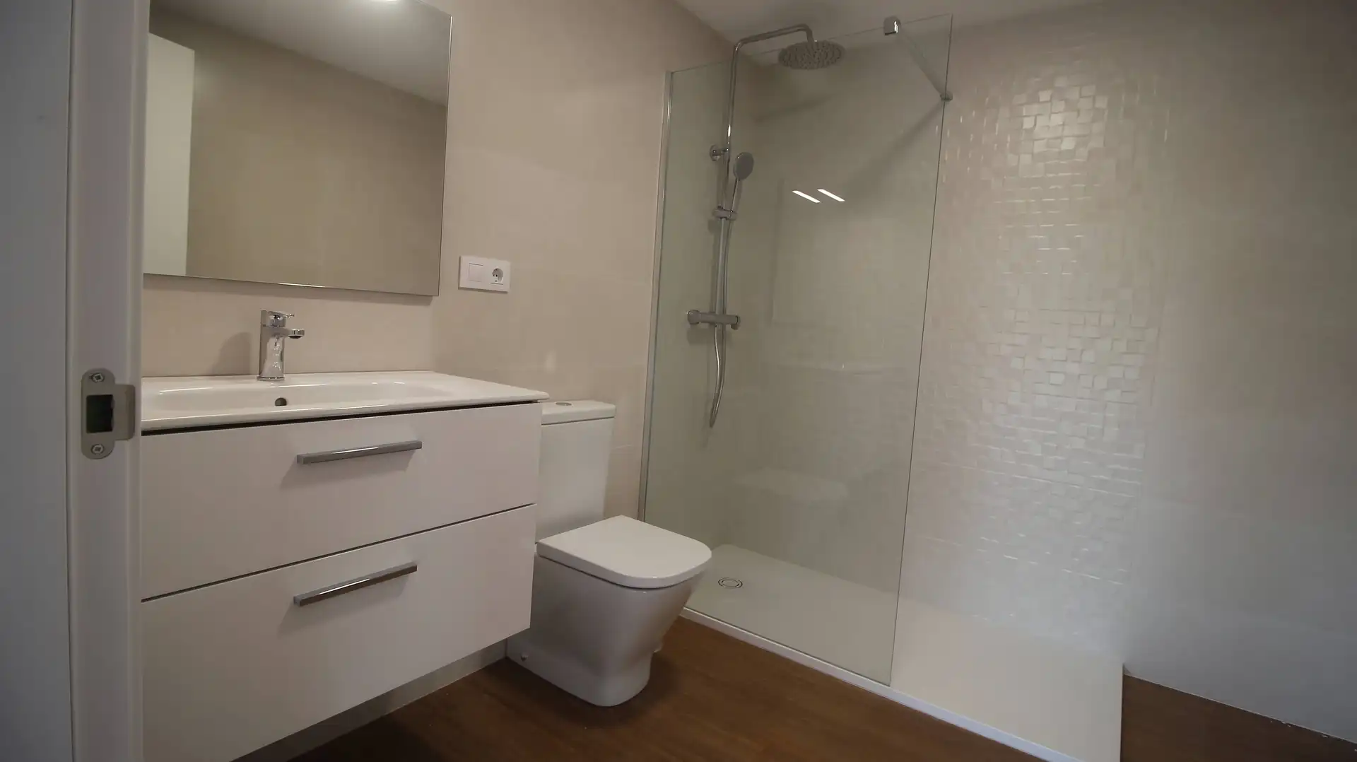 Baño de Piso en venta en Oleiros con Calefacción, Parquet y Terraza