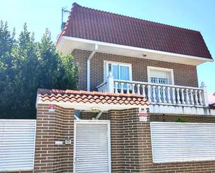 Vista exterior de Casa adosada en venda en El Casar amb Aire condicionat, Jardí privat i Terrassa