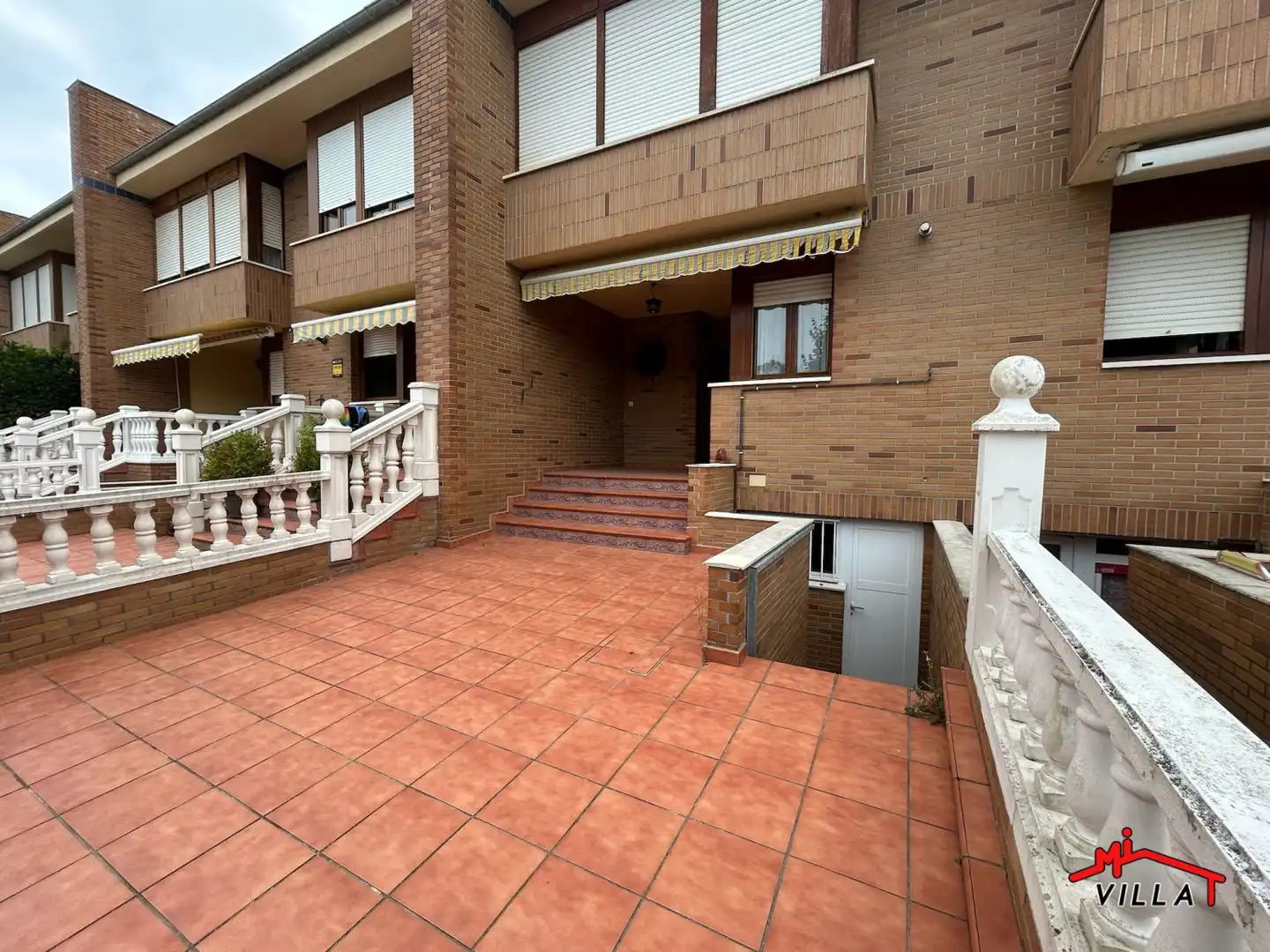 Vista exterior de Casa adosada en venda en Laredo amb Calefacció i Terrassa