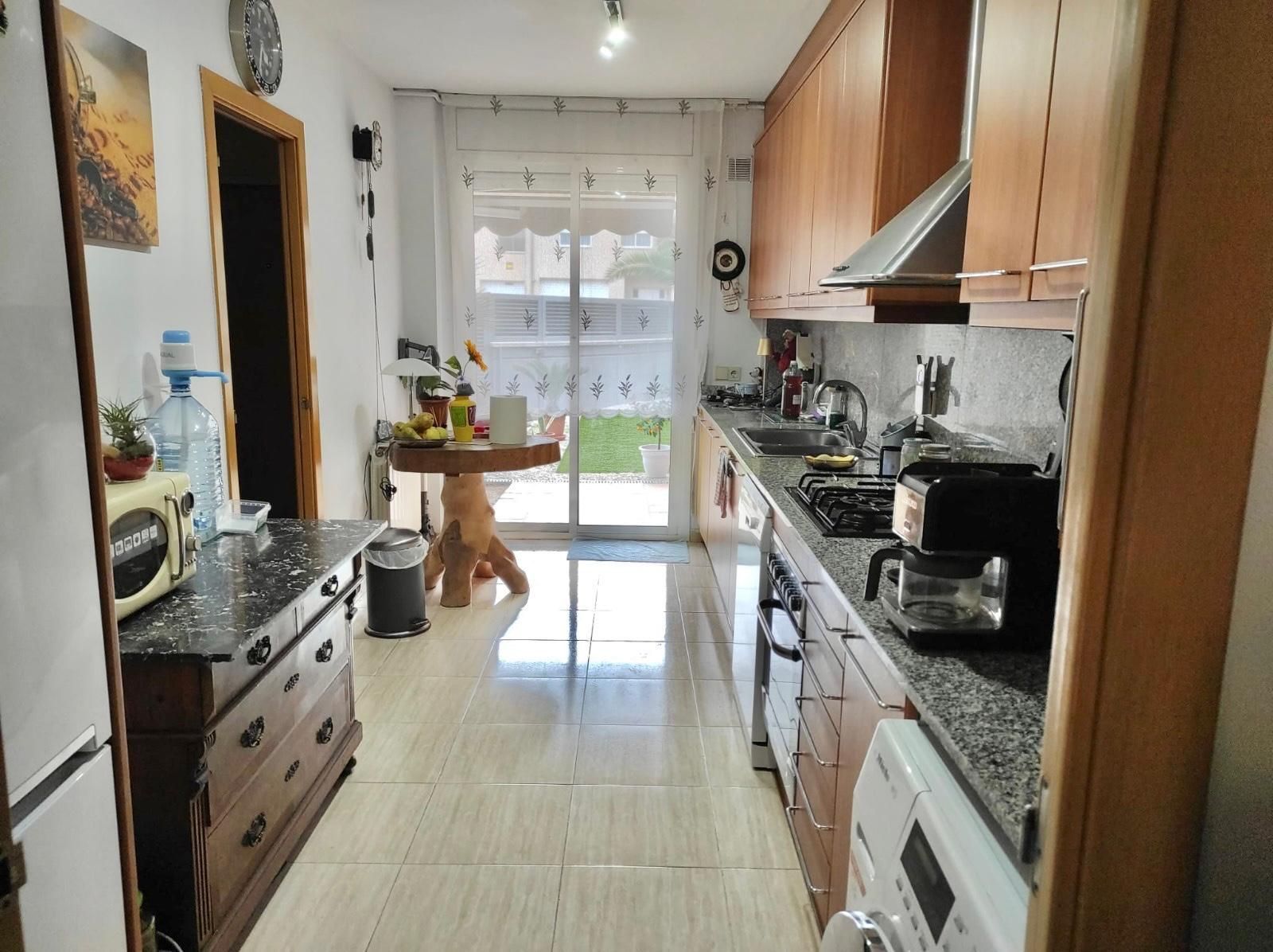 Küche von Einfamilien-Reihenhaus zum Verkauf in Sant Celoni mit Klimaanlage, Heizung und Terrasse