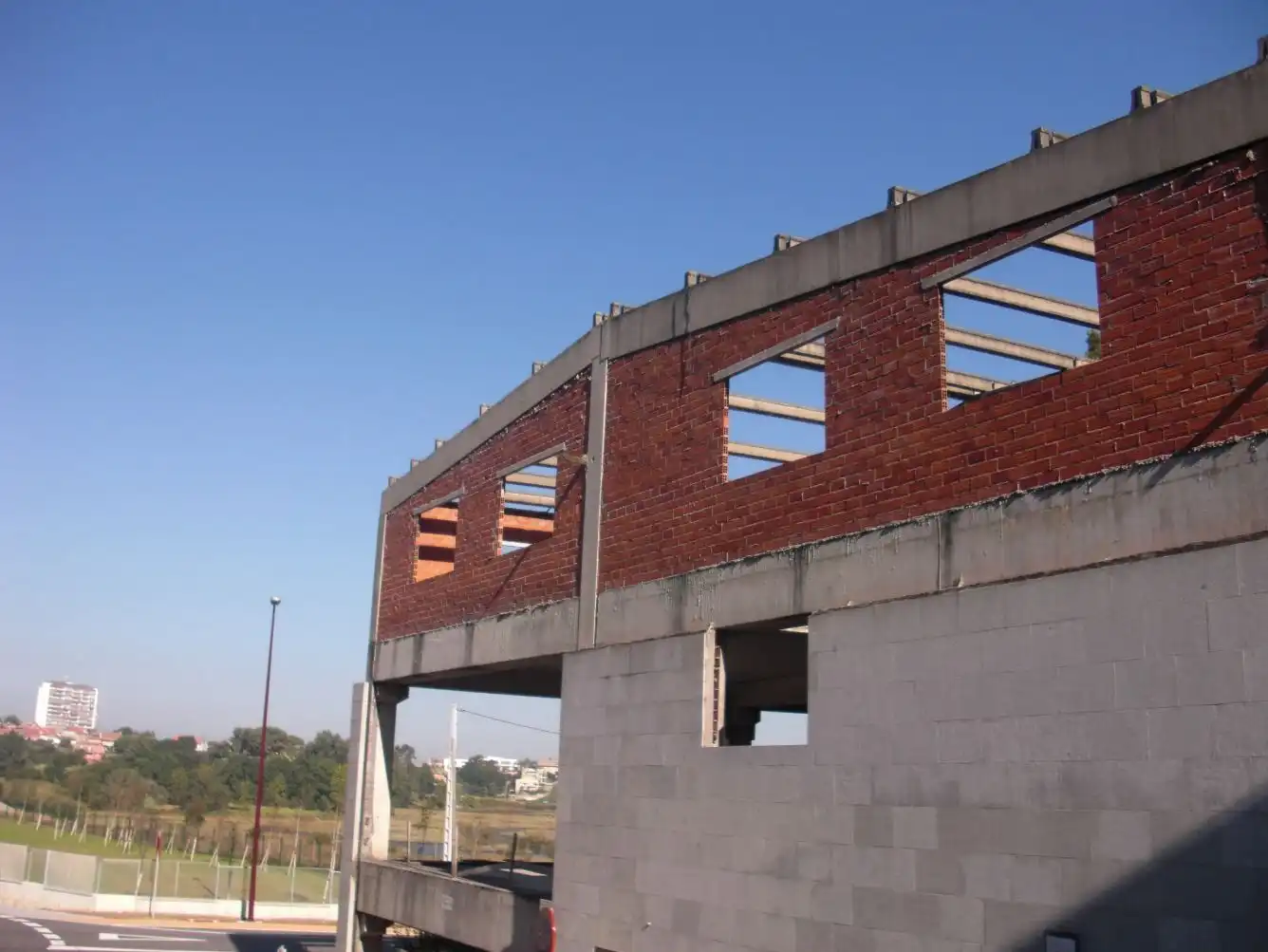 Vista exterior de Nau industrial en venda en Vigo 