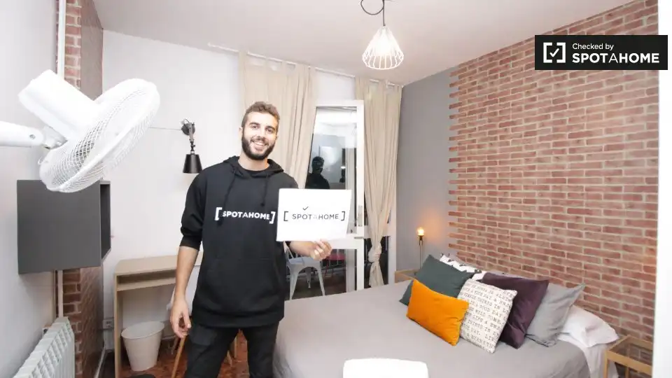 Bedroom of Flat for share in Barcelona  with Air Conditioner, Heating and Furnished