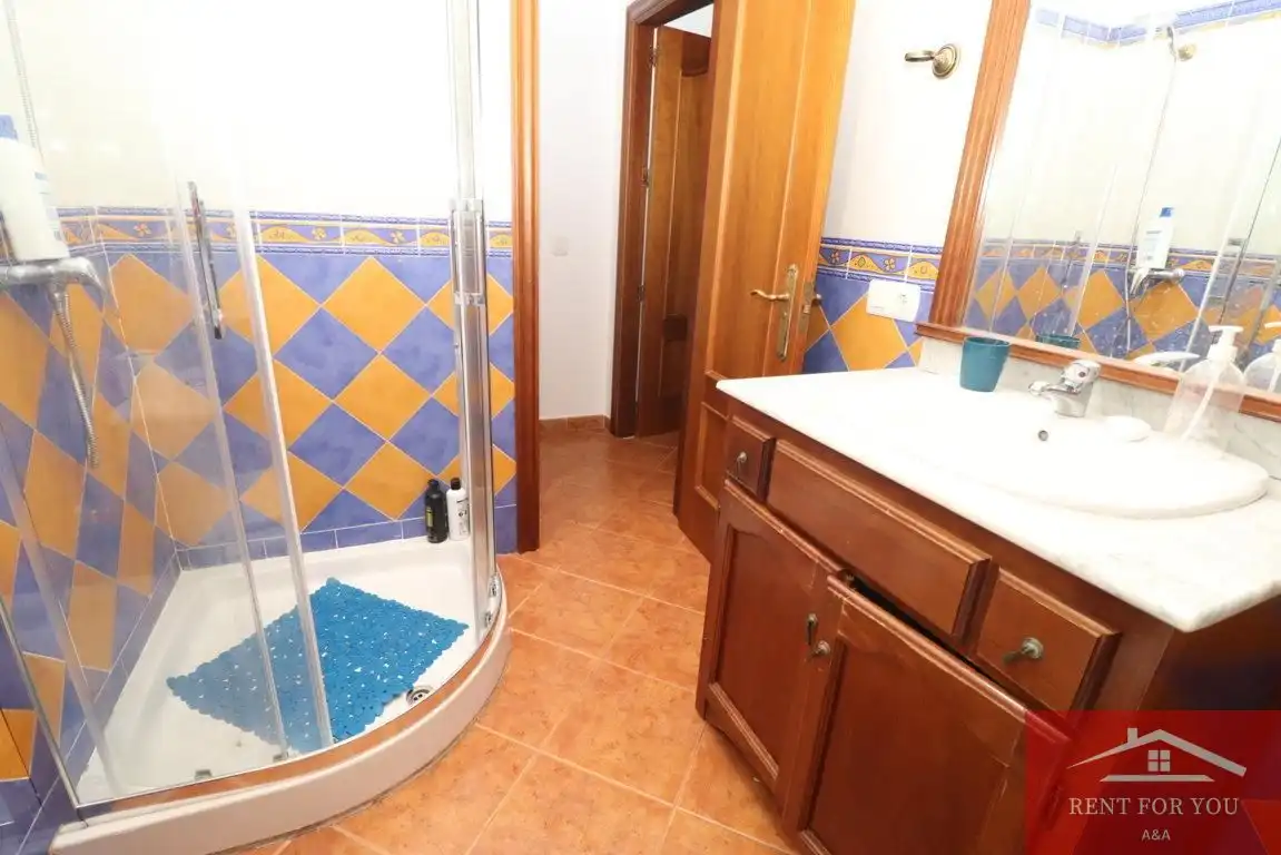 Bany de Casa o xalet de lloguer en Alozaina amb Aire condicionat, Jardí privat i Piscina