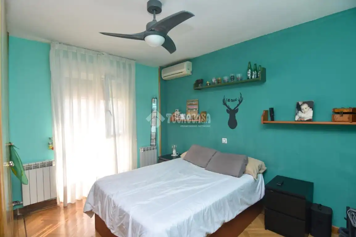 Habitación de Casa adosada en venta en Villaviciosa de Odón con Aire acondicionado, Calefacción y Piscina
