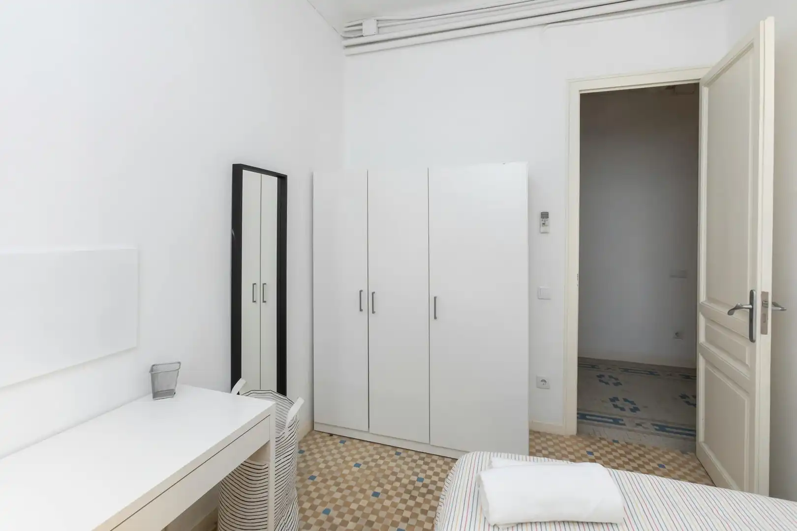 Bedroom of Flat for share in Barcelona  with Air Conditioner, Heating and Furnished