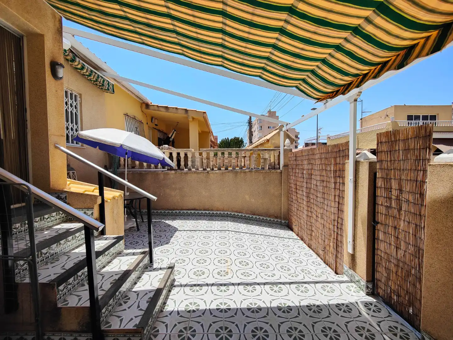 Terraza de Casa adosada de alquiler en Torrevieja con Aire acondicionado, Jardín privado y Terraza