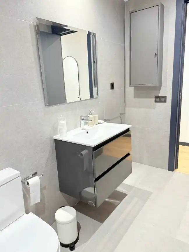 Baño de Apartamento de alquiler en Las Palmas de Gran Canaria con Aire acondicionado, Calefacción y Parquet