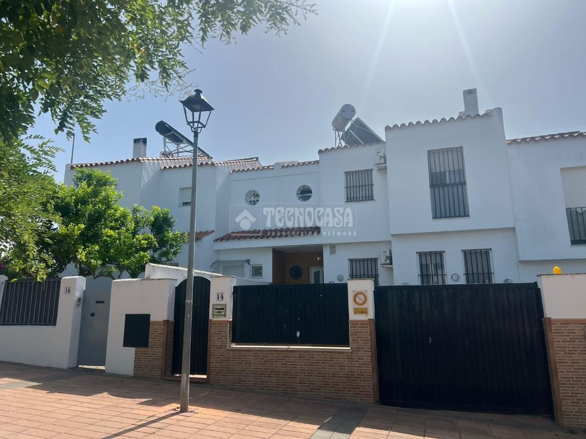 Vista exterior de Casa o xalet en venda en El Puerto de Santa María amb Aire condicionat, Calefacció i Jardí privat