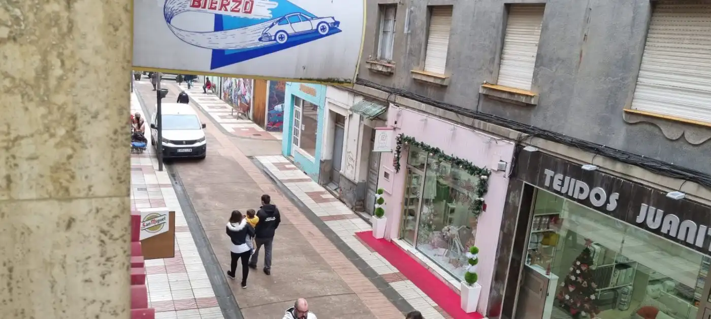 Vista exterior de Oficina en venda en Bembibre amb Terrassa i Moblat