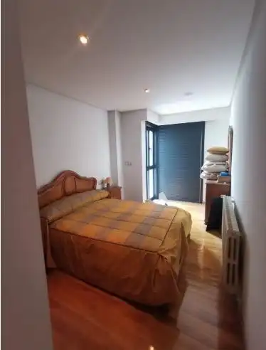 Dormitori de Pis en venda en Ourense Capital  amb Calefacció, Parquet i Terrassa