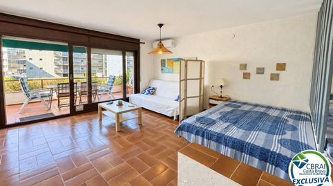 Amplio estudio con terraza y licencia turística a 80 metros de la playa de Santa Margarita  Roses, imatge 2
