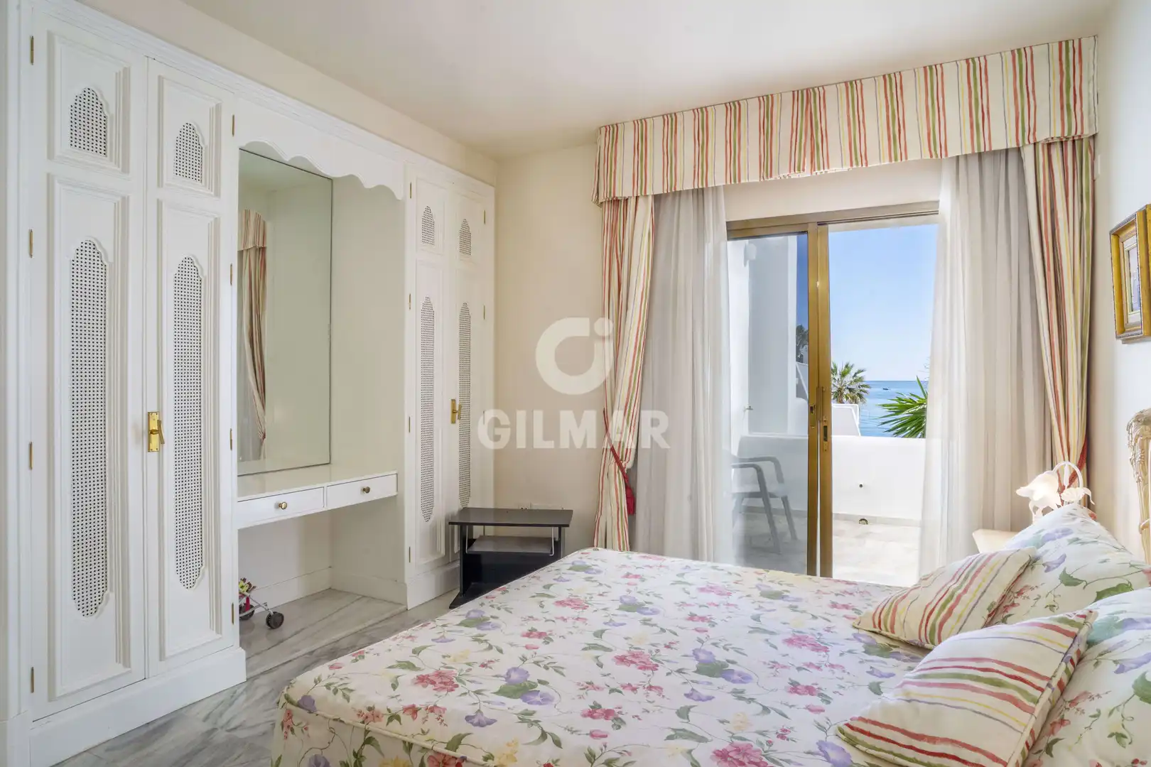 Schlafzimmer von Einfamilien-Reihenhaus zum Verkauf in Marbella mit Heizung, Privatgarten und Schwimmbad