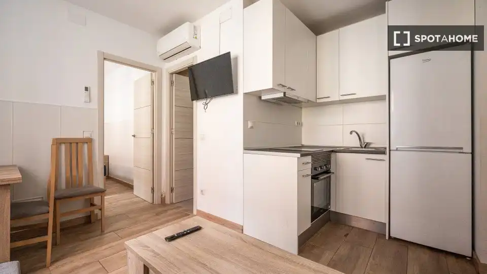 Cuina de Apartament per a compartir en Madrid amb Aire condicionat, Terrassa i Moblat