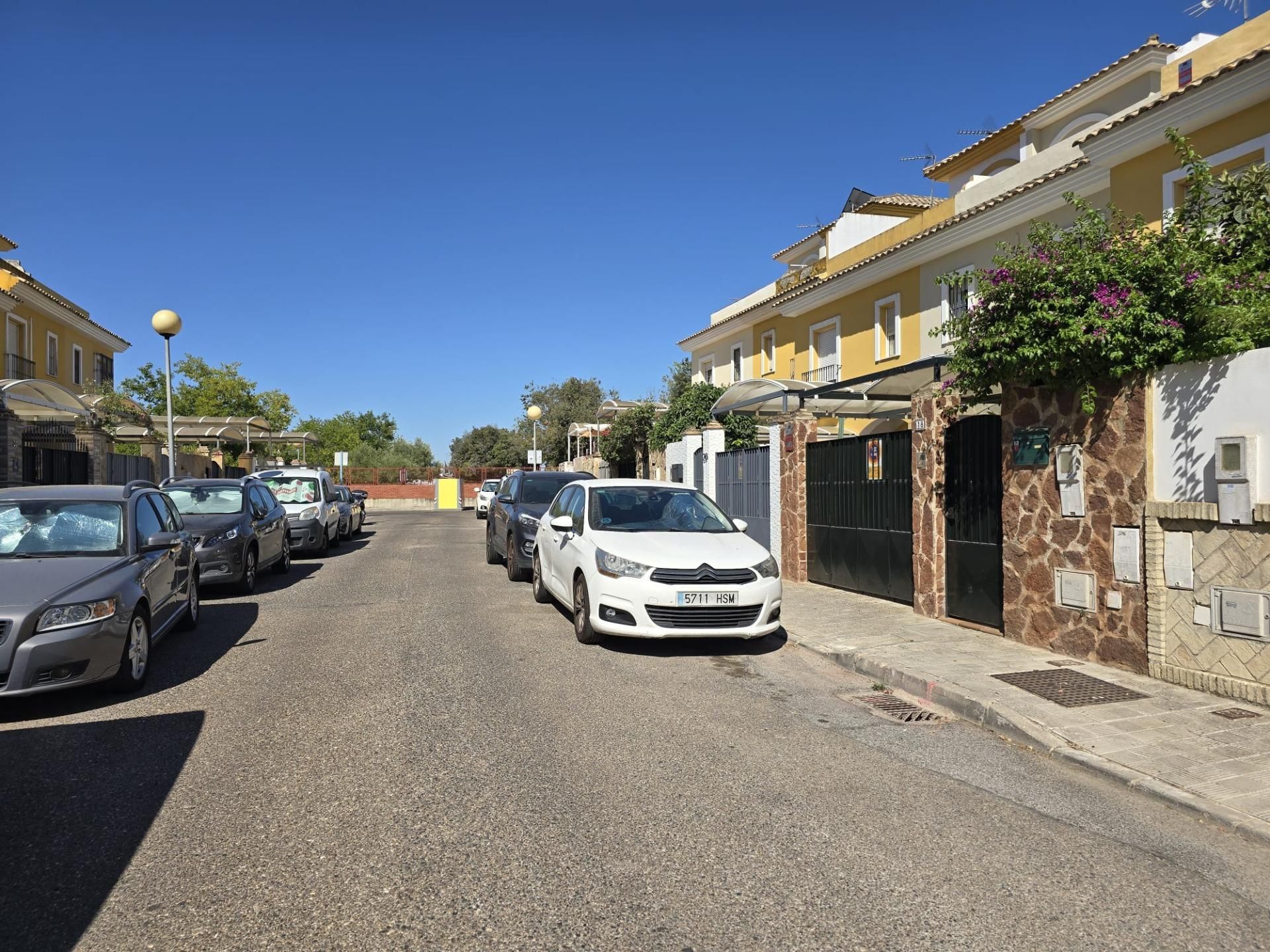 Exterior view of Single-family semi-detached for sale in Mairena del Aljarafe  with Air Conditioner and Private garden