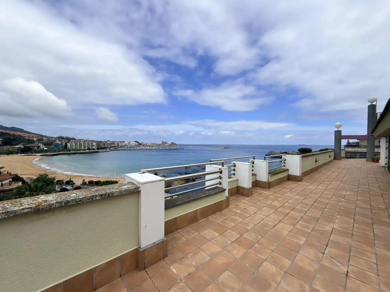 Terraza de Ático en venta en Castro-Urdiales con Calefacción, Parquet y Terraza