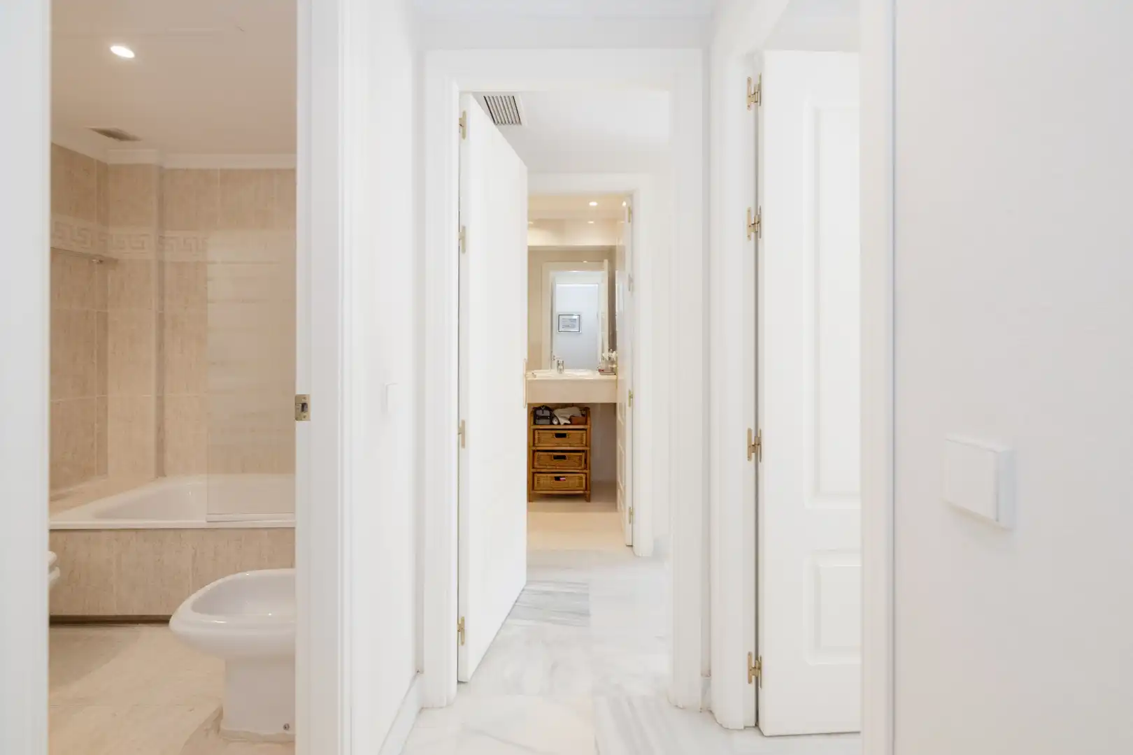 Badezimmer von Erdgeschoss zum Verkauf in Marbella mit Klimaanlage, Heizung und Terrasse