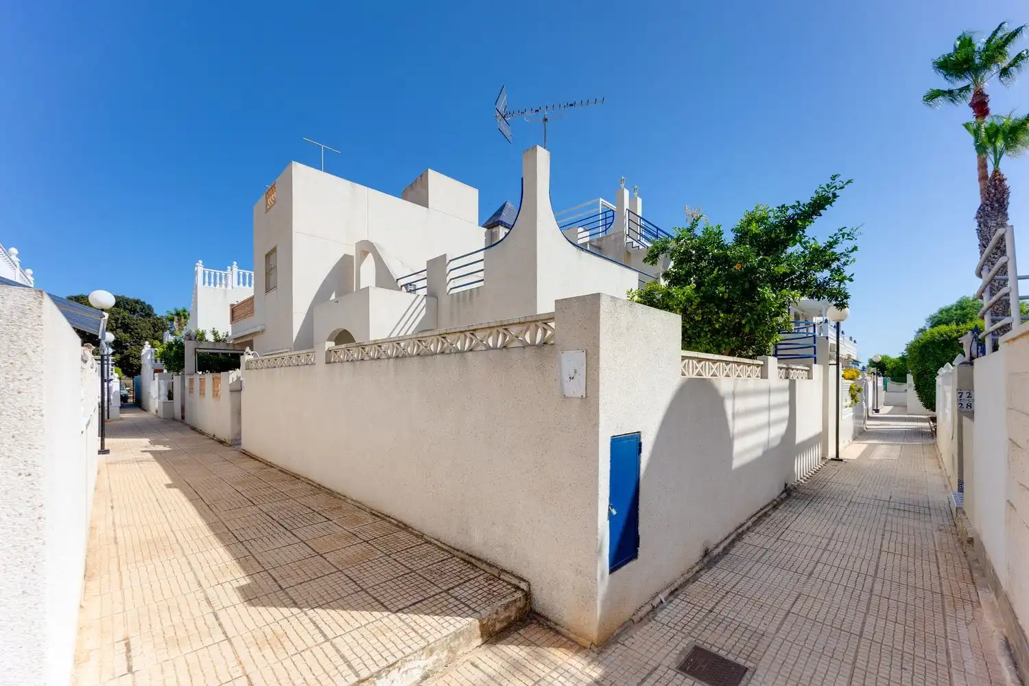 Vista exterior de Casa adosada en venda en Torrevieja amb Terrassa, Moblat i Piscina comunitària