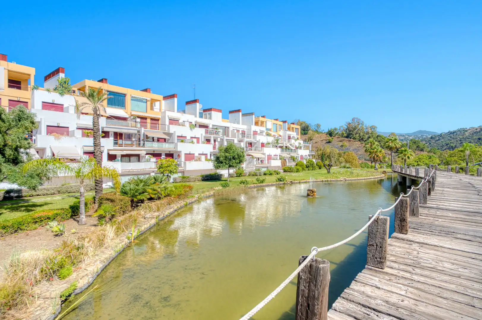 Vista exterior de Àtic en venda en Benahavís amb Aire condicionat, Terrassa i Piscina