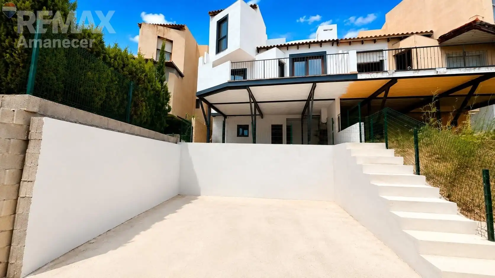 Vista exterior de Casa adosada en venda en Relleu amb Aire condicionat, Calefacció i Jardí privat
