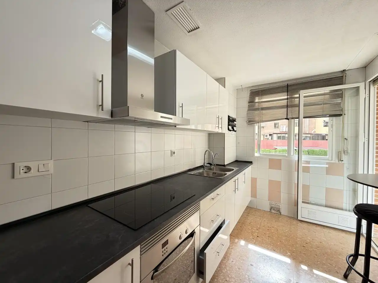 Küche von Wohnung zum Verkauf in Alicante / Alacant mit Klimaanlage, Privatgarten und Terrasse
