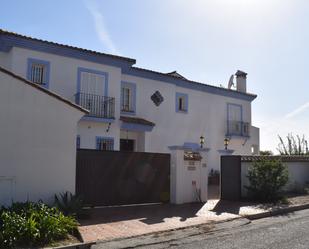 Vista exterior de Casa adosada en venda en Sotogrande amb Aire condicionat, Terrassa i Piscina