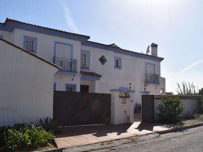 Vista exterior de Casa adosada en venda en Sotogrande amb Aire condicionat, Terrassa i Piscina