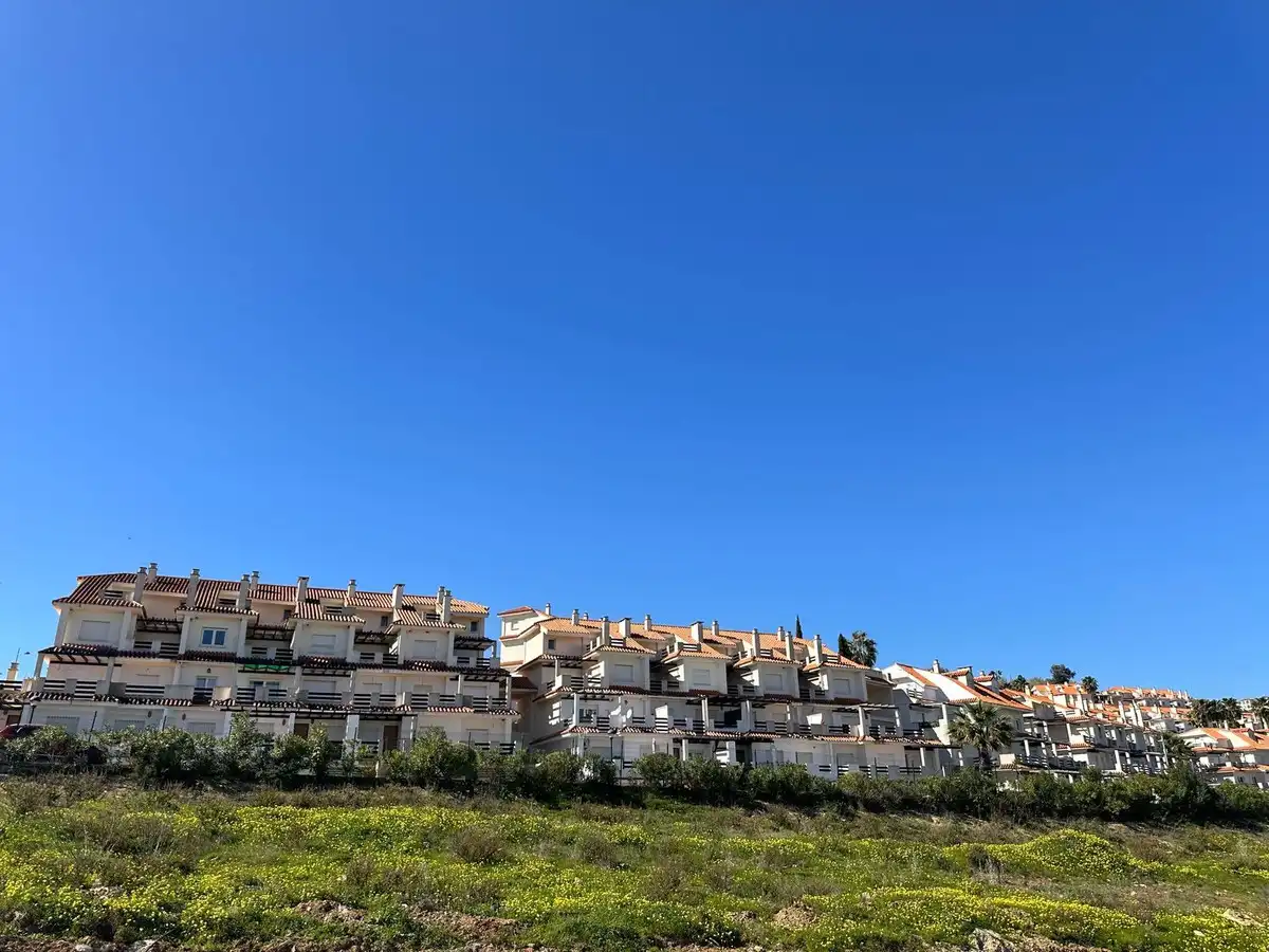 Vista exterior de Apartament en venda en Manilva amb Terrassa i Piscina comunitària