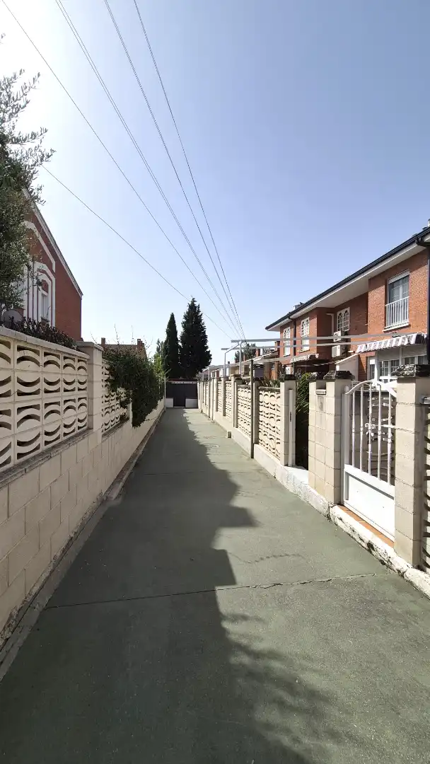 Vista exterior de Casa o xalet en venda en Alcalá de Henares amb Aire condicionat, Calefacció i Parquet