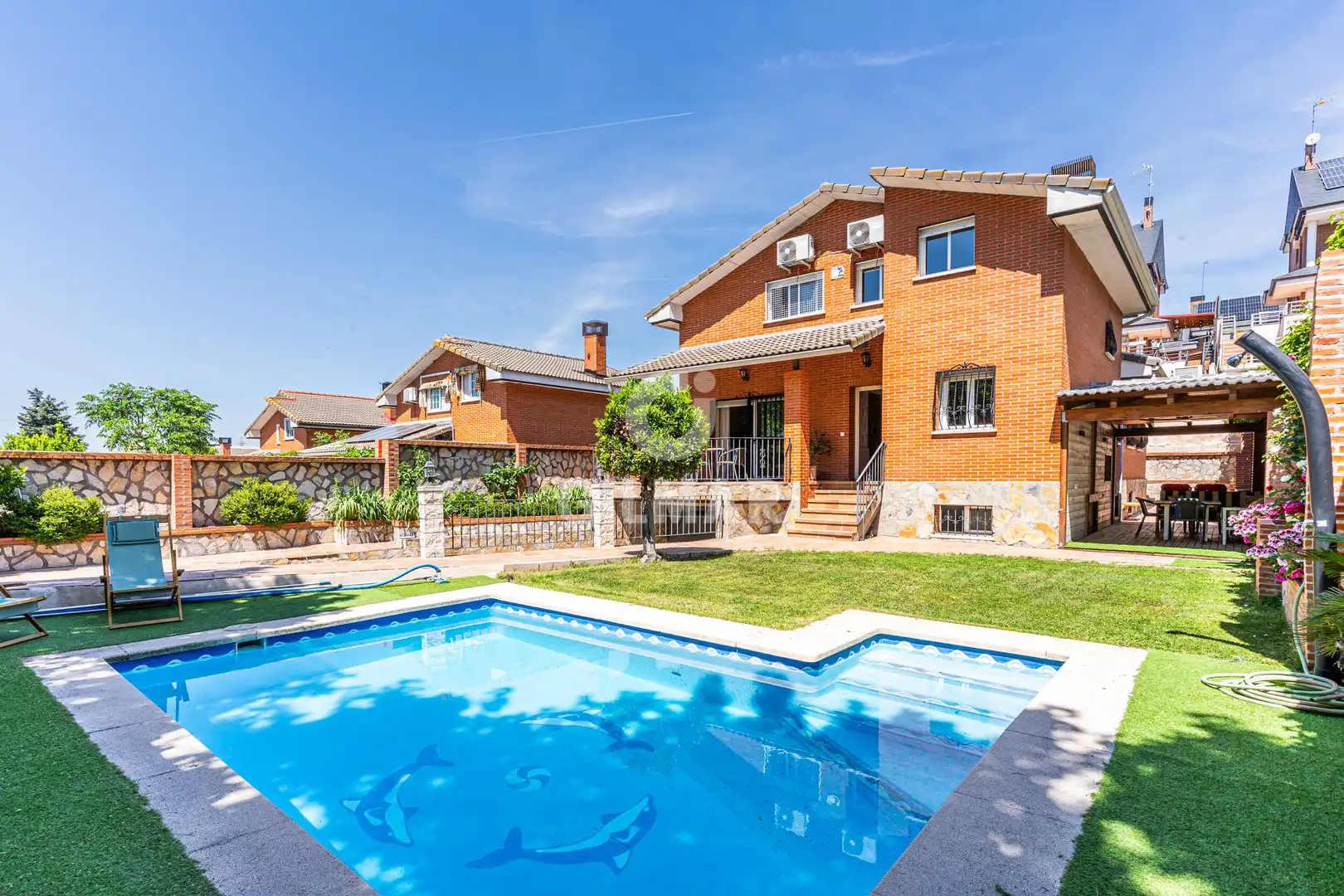 Exterior view of Houses for sale in Moraleja de Enmedio  with Heating, Private garden and Swimming Pool