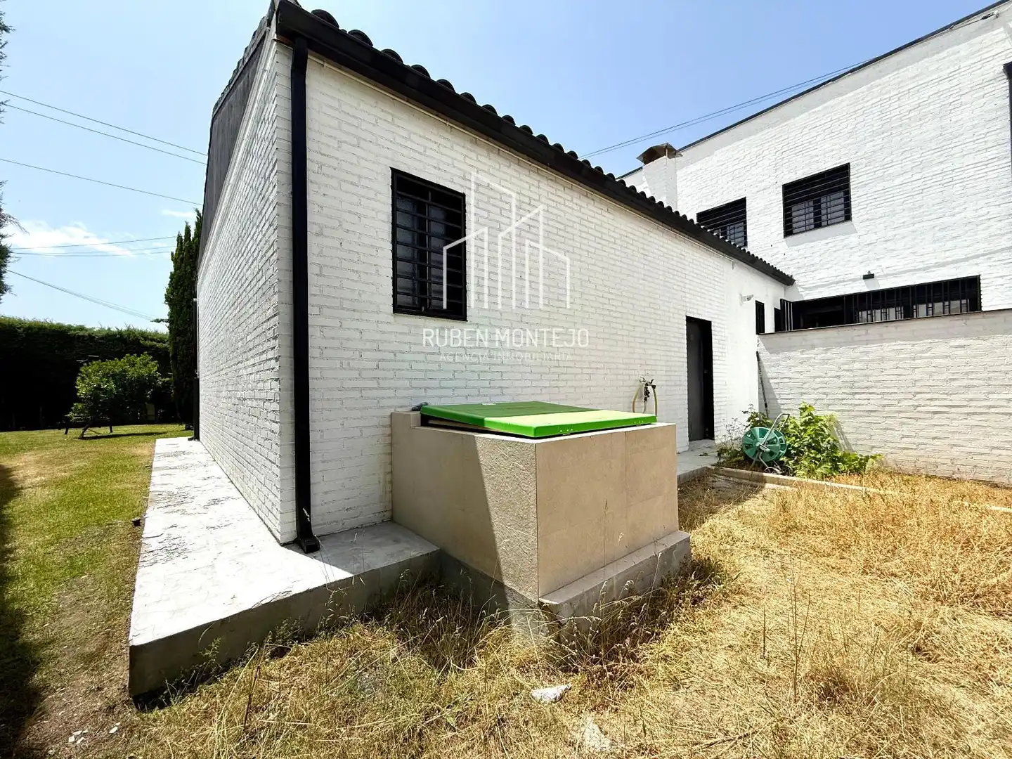 Vista exterior de Casa o xalet en venda en Carbajosa de la Sagrada amb Calefacció, Jardí privat i Piscina