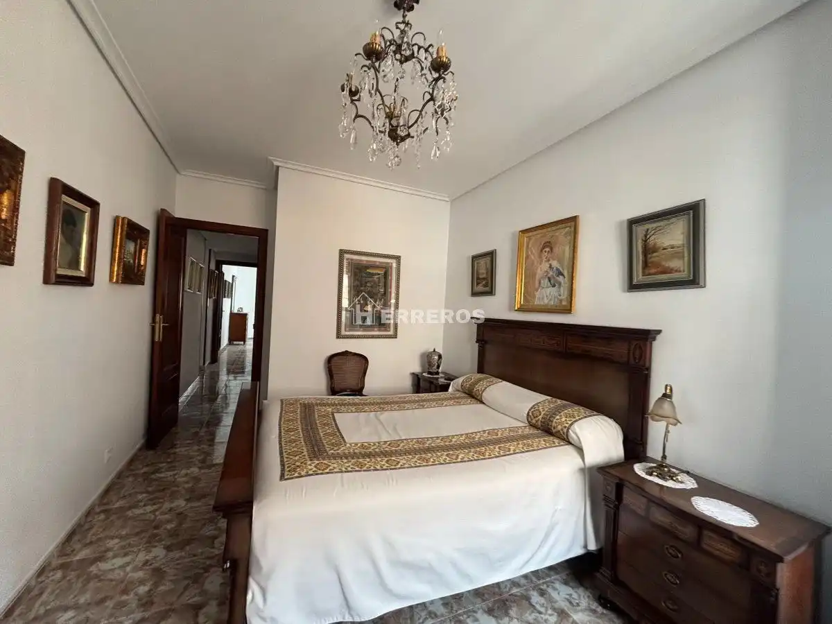 Habitación de Piso en venta en  Logroño con Calefacción, Terraza y Trastero